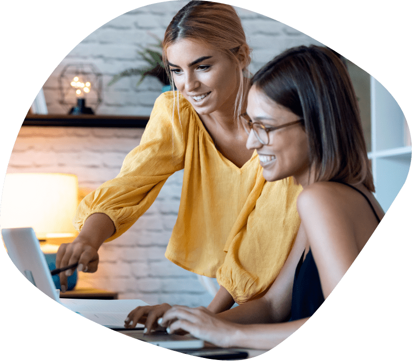 Equipo de Maxyweb Pro en una sesión de asesoría estratégica y SEO con un cliente