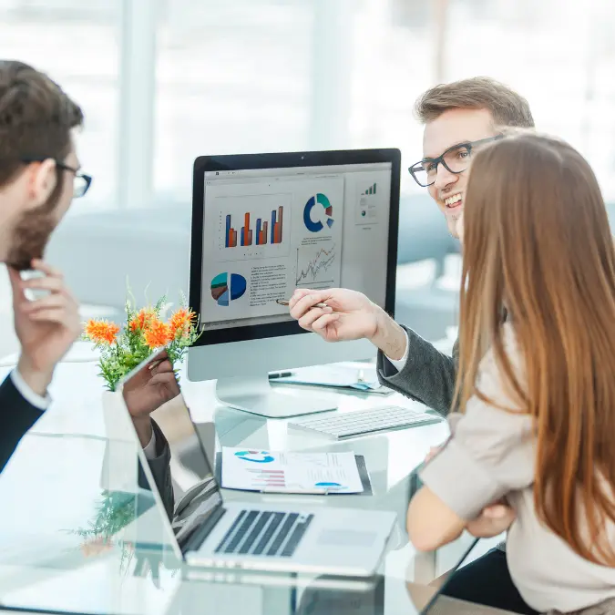 Equipo de MaxyWeb Pro desarrollando una estrategia SEO profesional para aumentar la visibilidad de un cliente